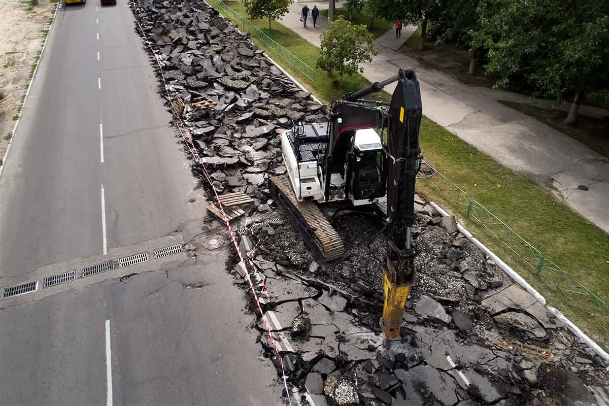 Servicio de demolición de una carretera en España con equipos modernos