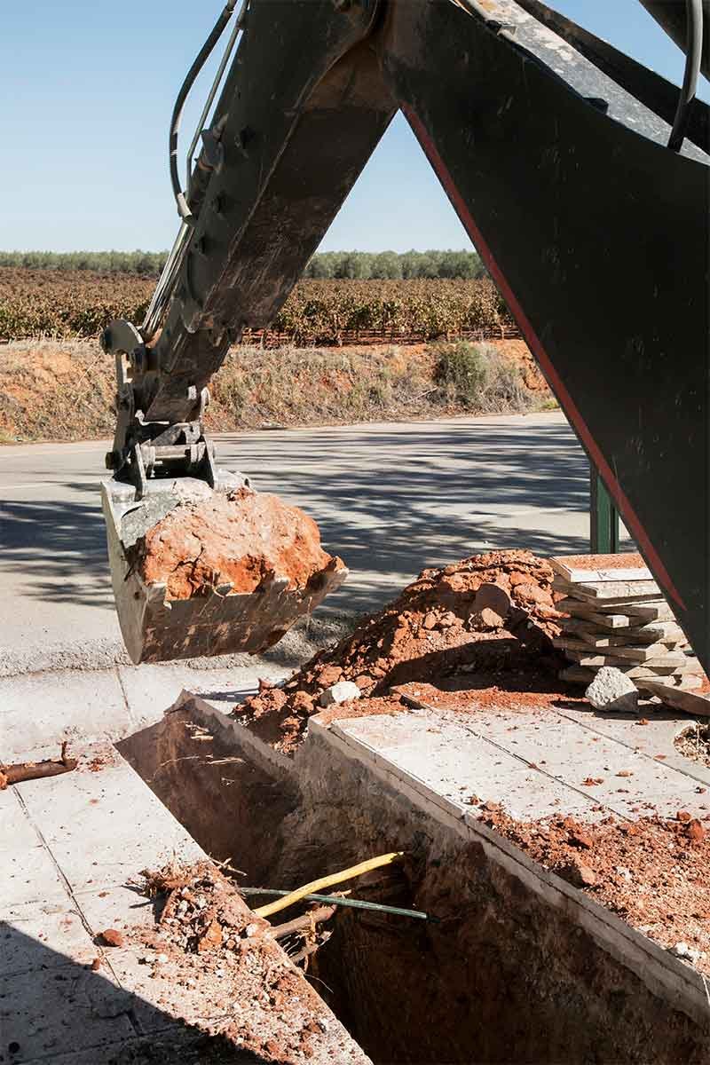 Servicio de demolición de infraestructuras viales en España, incluyendo carreteras y puentes