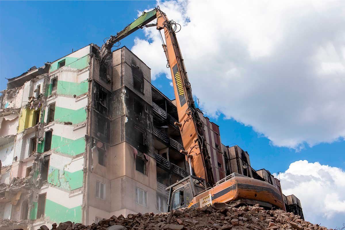 Demolición de una vivienda en España con equipos modernos y técnicas avanzadas