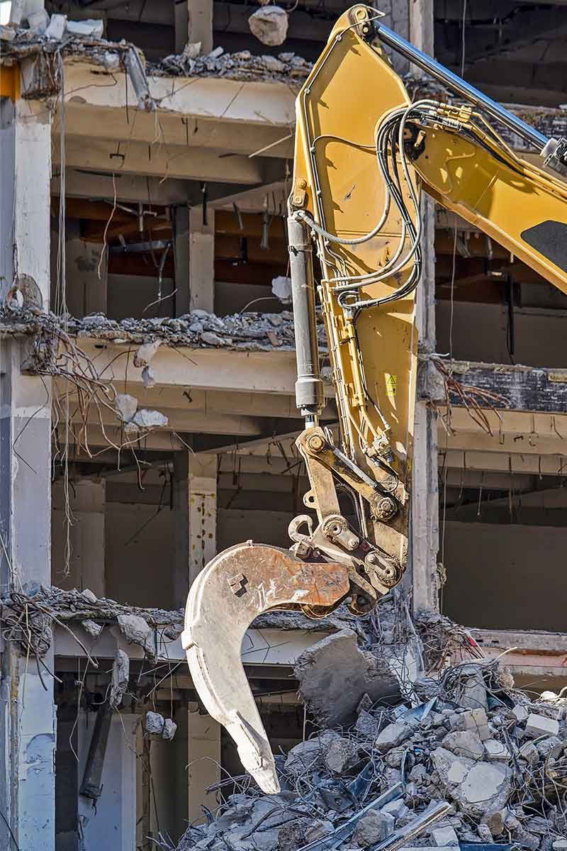 Servicio de demolición de naves industriales en España con técnicas avanzadas